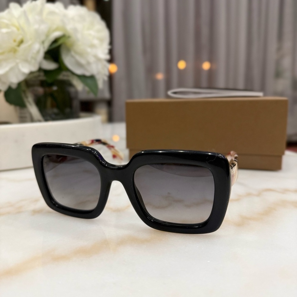 Burberry Black Sunglasses with Multicolor Patterned Temples - Picture 5 of 11